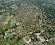 85376 Luchtfoto van Oudwijk te Utrecht, uit het zuiden, met in het midden de Oudwijkerdwarsstraat. Op de voorgrond de ...